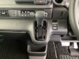 足元スッキリ、インパネシフトです。パーキングブレーキは電子制御パーキングブレーキタイプなので、運転席と助手席の間がスッキリしています。