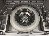 今ではオプションになってしまった応急タイヤが装備されています。万が一の時に役立ちます☆☆