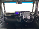 運転席は、大きな座面と包み込むような背もたれがドライバーの身体全体をしっかり支えます。上質なシート素材と座り心地のよいクッションを採用し、長時間の運転やコーナーの多い道も快適です