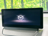 【8.8インチマツダコネクト】車内の雰囲気にマッチした大型のディスプレイ。スマホ接続でのナビ使用やBluetooth再生等、様々な機能が楽しめます。直感的なダイヤル操作が可能で、使い勝手も良好です。