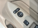 狭い駐車場で便利な電動格納ドアミラーが付いています。