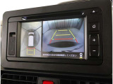 パノラミックビューモニター付きです。車両を上から見たような映像をディスプレイオーディオ画面に表示。運転席からの目視だけでは見にくい、車両周辺の状況をリアルタイムでしっかり確認できます。