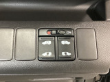 リアドアは乗り降りに便利な両側電動スライドドアです。また運転席に座っていながらスイッチ操作で自在にスライドドアを開け閉めできます。