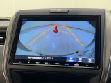 バックカメラの画像です。ガイドラインがスムースな車庫入れをサポートいたします。車庫入れの安心感がアップしますね。