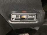 ハンドルの左下にETCがついています。高速道路の料金所の通過も楽々です。 カードの取り出しもしやすい場所についています。