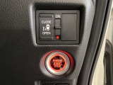左側電動スライドドアは運転席からでも操作ができるように、ハンドル付近に開閉の操作スイッチが付いています。