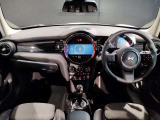 MINIの内装はとにかく『円』に拘ったデザインコンセプトが一目で伝わってきます。これほど円形に拘った車は他に御座いません。伝統のデザイン、トグルスイッチなど遊び心のある内装で御座います。