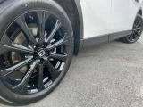 車のデザインにマッチした、純正アルミホイール!