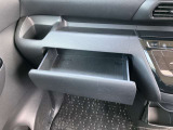助手席側収納。上下に分かれていてたっぷり収納できますので便利ですよ。