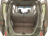 開口部も広く荷物の積み下ろしもしやすいお車となっております。シートの背もたれは5:5の割合で背もたれを可倒でき、前後のシートスライドもできるので荷室をひろげることができます。