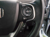 ハンドル右側にはクルーズコントロールのスイッチが装備され、運転中の操作も安心して行えます。
