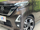 【LEDヘッドライト】悪天候や夜間走行時も良好な視界を確保し安心して運転できる高輝度LEDヘッドライトを装備!点灯速度が早く、消費電力も抑えられています。