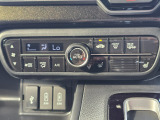 車内環境を自動でコントロールするフルオートエアコン。長距離ドライブも快適です。