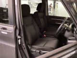 運転席は、大きな座面と包み込むような背もたれがドライバーの身体全体をしっかり支えます。上質なシート素材と座り心地のよいクッションを採用し、長時間の運転やコーナーの多い道も快適です。