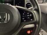 【クルーズコントロール】設定した速度を自動で維持し、ドライバーの運転負荷を軽減する支援機能です。長距離走行時の疲労を抑えるだけでなく、速度の安定による燃費向上も期待できます。