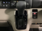 CVT車のセレクトレバーです。低速から高速まで、変速ショックのないスムーズな走りと、エンジン効率のよい領域を維持して燃費にも貢献します。サイドブレーキはスイッチ操作の電子制御パーキングブレーキです。
