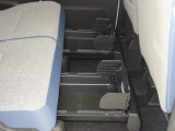 シートから荷物が落ちるのが心配・直接床には置きたくない、そんな時に置きラクボックス。ついたては片手でラクに立ち上げられます。