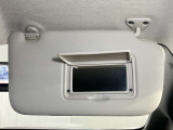 【運転席サンバイザー】鏡が付いているのでメイク直しなどにも便利★