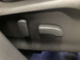 パワーシート搭載。微妙な調整が手軽にでき、ピッタリのポジションで運転することが可能です。