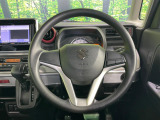 インテリアに合わせたデザインのステアリングは、運転される方のことも考え、運転しやすい形状、大きさです。是非一度、実際に触ってお確かめください。