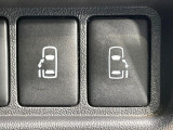【両側パワースライドドア】スマートキーや運転席のスイッチで後席両側スライドドアの開閉が可能♪電動だから力を入れてドアを開ける必要が無く、小さなお子様でも簡単に開け閉めでき快適です♪