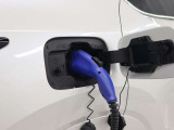 充電方法はAC200V/16Aの普通充電(専用の配線工事が必要)に加え、家庭の配線をそのまま利用しての充電が可能なようにAC100V/6Aの普通充電にも対応しています。