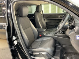 乗降がしやすい運転席。高さが調節できて小柄な方でも運転しやすいポジションをとることができます。