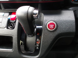 ENGINE START/STOPスイッチは左手側に付いています。
