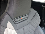 Audi正規ディーラーが高品質をお約束。高度な訓練・教育を受けたAudi専任メカニックが、100項目にもおよぶ精密な点検を実施。すべてクリアしたAudi車だけ、あなたのお手元に届けられるのです
