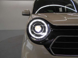 明るいLEDヘッドライトが、夜間のドライブをサポートします。