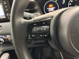 ステアリングにオーディオ操作スイッチが付いています。オーディオ画面に直接タッチしなくても操作が出来ますので、運転に集中できます。