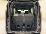 3列目使用のカーゴスペースです。床下の深いカーゴスペースなので十分収納できます。