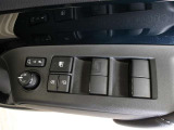 パワーウィンドウスイッチで運転席から全席の窓の開閉ができます。