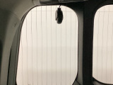 後方にもドライブレコーダーのカメラが付いています。前後両方でお車の周りを監視・記録いたします。