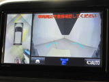 パノラミックビューモニター付きです。車両を上から見たような映像をディスプレイオーディオ画面に表示。運転席からの目視だけでは見にくい、車両周辺の状況をリアルタイムでしっかり確認できます。