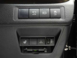 オートマチックハイビームとは、先行車や対向車のライトを認識し、ハイビームとロービームを自動で切り替える機能です。夜道の視界を確保します。詳細は販売店スタッフまでおたずねください。