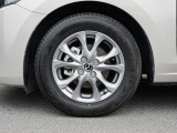 標準装備の純正15インチアルミホイール。タイヤサイズは185/65R15です。