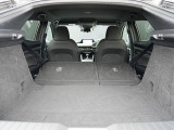 大型のスーツケースや、一般的なベビーカーが積み込める実用的な広さを備えたラゲッジルームです。後部座席を倒せばたくさんの荷物を積めるフラットなラゲッジスペースになります。