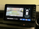 リバースギアに入れるだけで後方の表示へ切り替わります。夜間や雨の日の駐車も楽になりますよ。