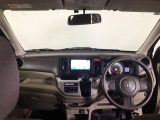 【前方視界】開放的な前方視界!運転がしやすく疲れにくいです♪窓が大きく、見通しがとっても良いおクルマですよ♪