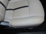 運転席の電動パワーシートとシートメモリーも付いています。