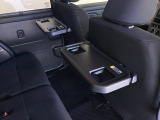 前席背面には格納式のテーブルを装備。カップホルダー付き。