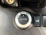 【オールモード4&times;4】2WD/4WDモードを手軽に切り替え可能。燃費重視の2WD、スタック時に役立つLOCK、AUTOモードでは4WDの配分を自動で調整し、路面状況を問わず安定した走りをサポート。