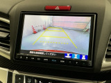 リバースギアに入れるだけで後方の表示へ切り替わります。夜間や雨の日の駐車も楽になりますよ。