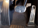 【ペダル】BMWはオルガン式アクセルペダルを採用しています。踏み込む足とペダルが同じ軌跡を描くため、かかとがずれにくく、アクセルコントロールがよりしやすくなるメリットがあります。