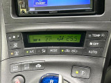 【オートエアコン】一度お好みの温度に設定すれば、車内の温度を検知し風量や温度を自動で調整。暑い&hellip;寒い&hellip;と何度もスイッチ操作をする必要はありません。快適な車内空間には必須の機能ですね♪
