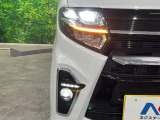 【LEDヘッドライト】悪天候や夜間走行時も良好な視界を確保し安心して運転できる高輝度LEDヘッドライトを装備!点灯速度が早く、消費電力も抑えられています。