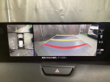 狭い場所での駐車やすれ違いなどでより的確な運転操作に役立つ360&deg;ビューモニターが装備されています。
