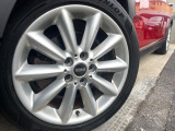 ●純正アルミホイール:輸入車ならではの卓越した走りを支えるホイールと足回りです!日本車の走りに慣れている方にもぜひ体感して頂きたいほど、高いレベルでまとまっています!
