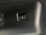 【2列目シートヒーター】運転席&助手席のみならず2列目にもシートヒーターが装備されています。